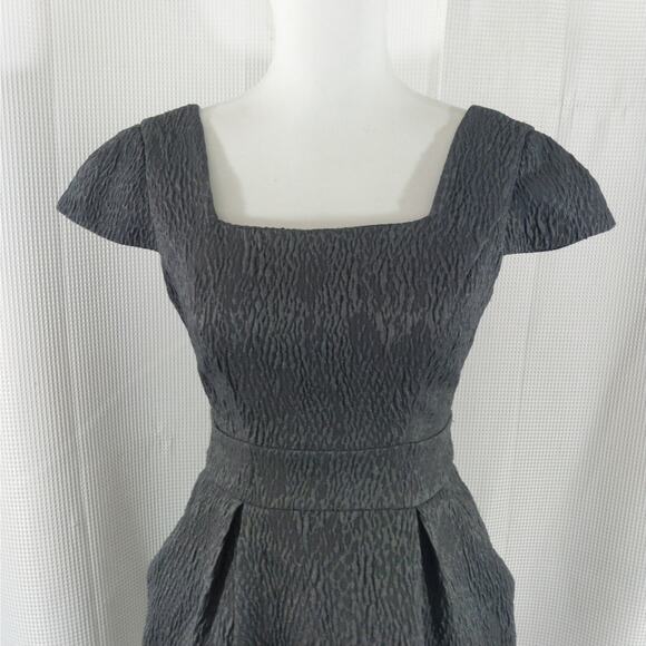 BCBGENERATION! DOVE GRAY CRINKLED FINISH, CINCHED WAIST,FRONT PLEAT DRESS! SZ 2 - Picture 3 of 8